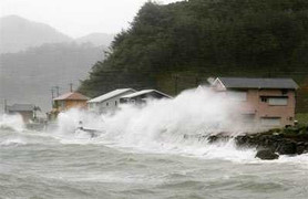 Áp thấp nhiệt đới vào Nam Bộ, gây mưa lớn