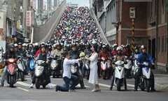 Chàng trai cầu hôn trong 100 giây chờ đèn đỏ