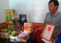 Khen thưởng học sinh quên mình cứu người trong lũ