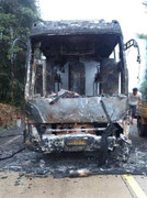 Xe chở 30 khách cháy rụi, tài xế bỏ trốn