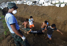 Nói 10.000 người chết, quan chức Philippines 'bay ghế'