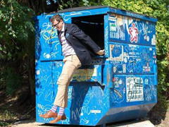 Giáo sư từng học Harvard sống trong thùng rác