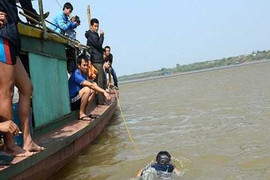 Bác sỹ ném xác: Thi thể chị Huyền đã ngược lên Việt Trì?