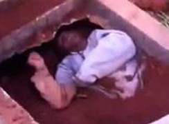 Clip: Giải cứu người bị chôn sống dưới mộ