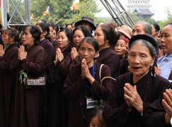 Ngàn người cầu siêu nạn nhân tử vong vì tai nạn giao thông