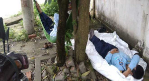 Ngân hàng 'khủng bố', con nợ 'chí phèo'