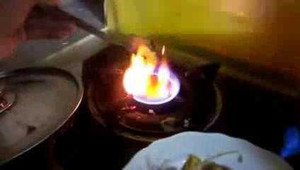 Clip vạch trần trứng gà cao su, đốt cháy khét lẹt