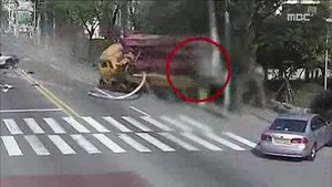 Clip: Xe tải hạng nặng gây hoảng loạn trên phố