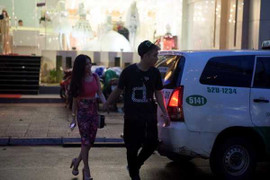 Yanbi đưa bạn gái mới đi thử váy cưới sau khi bỏ Andrea