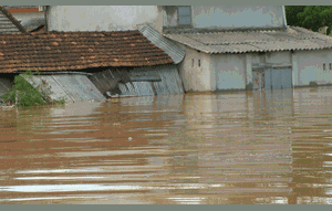 Miền Trung: Hàng loạt tỉnh thành bị chia cắt trong lũ