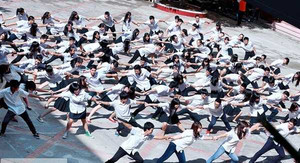 Teen Nguyễn Tất Thành nhảy flashmob mừng thầy cô 20/11