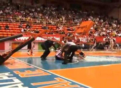 Sự cố hi hữu trong trận đấu bóng rổ