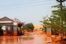 Video: Kinh hoàng lũ bùn đỏ titan cuốn phăng 3 xe máy