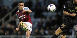 Siêu phẩm móc bóng của cựu sao Man Utd