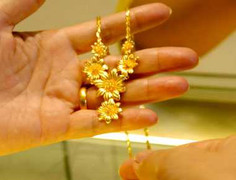 Học sinh nhặt được 10 chỉ vàng trả lại người mất