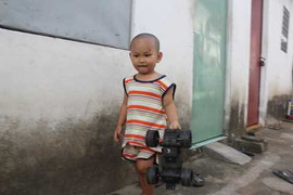 'Bảo mẫu' giẫm chết trẻ: Bi kịch bé 2 tuổi khản cổ đòi mẹ