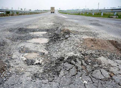 Cầu, đường xuống cấp nghiêm trọng: Lỗi của ai?