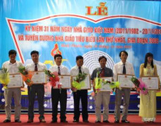 Vụ giáo viên dạy giỏi không đứng lớp: Thu hồi bằng khen