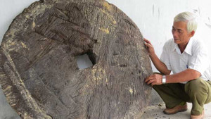 Nước lũ xói lở lòi ra bánh xe cổ ở Quảng Ngãi