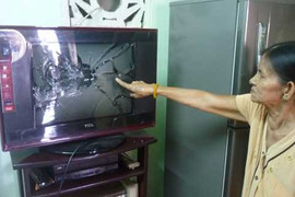 5 nữ quái đứng ngoài đường ném đá vào nhà dân