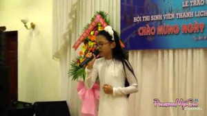 Phương Mỹ Chi hát 'Bài học đầu tiên' tri ân thày cô