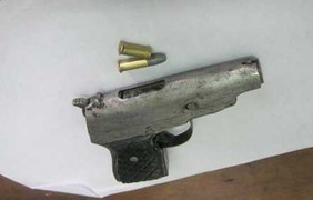 Ghen vì vợ đẹp, cầm súng bắn nát tivi