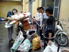 Sinh viên gom ve chai, góp tiền xây nhà từ thiện