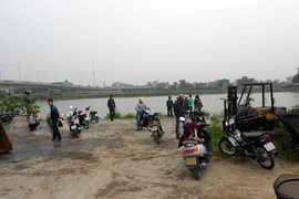 Phát hiện xác phụ nữ đang phân hủy trên sông