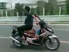 Thanh niên ngồi ngược phóng xe điên cuồng trên quốc lộ