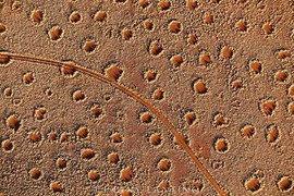 Vòng tròn bí ẩn của người ngoài hành tinh trên sa mạc Châu Phi