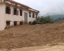 Núi lở kinh hoàng, vùi lấp 3 cơ quan nhà nước
