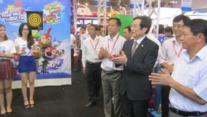 Bộ trưởng Nguyễn Bắc Son thích thú trải nghiệm dịch vụ của VTC