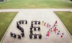 Sinh viên xếp chữ phản cảm, nhà trường lên tiếng