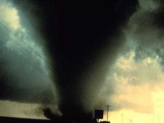 Video: Lốc xoáy tàn phá Phú Yên