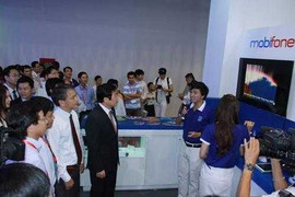 Bộ trưởng TT&TT thăm gian hàng Mobifone tại Vietnam Telecomp 2013