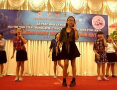 Phương Mỹ Chi nhảy 'Sexy love' trên sân khấu trường