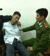 'Phê thuốc', bắt cóc con đẻ, cầm dao uy hiếp người dân