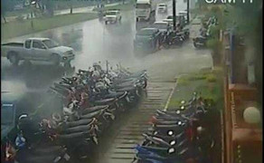 Ôtô xô đổ hàng loạt xe máy như domino