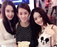 Angela Phương Trinh diện mốt không quần đưa mẹ đi ăn