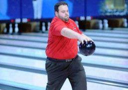 Màn ném bowling thủng trần nhà