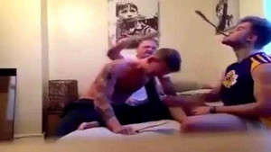 Cười vỡ bụng clip 3 gã đàn ông chơi khăm nhau