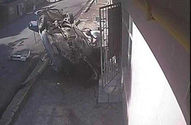 Thoát chết thần kì sau khi đâm ôtô vào nhà dân