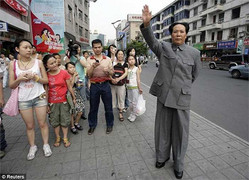 Video: Người phụ nữ mang khuôn mặt Mao Trạch Đông trên phố Trung Quốc