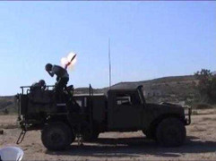 Hốt hoảng clip hai binh sỹ suýt chết vì pha bắn hỏng