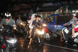 Sài Gòn ngập lụt, cô dâu chú rể thuê xe ôm đến lễ cưới