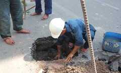 'Khai quật hố tử thần' giữa phố Sài Gòn