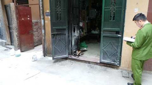 Hà Nội: Hai ngôi nhà bị đổ xăng, phóng hỏa lúc nửa đêm