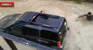 Video: Chết đuối vì cố cứu lấy xe riêng của thủ trưởng