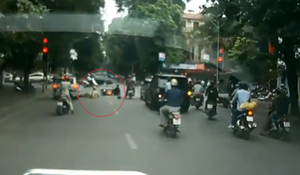 Clip không đội mũ bảo hiểm phóng xe đâm thẳng vào CSGT