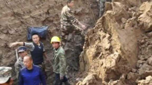 Video: Nỗ lực giải cứu người đàn ông suýt bị chôn sống